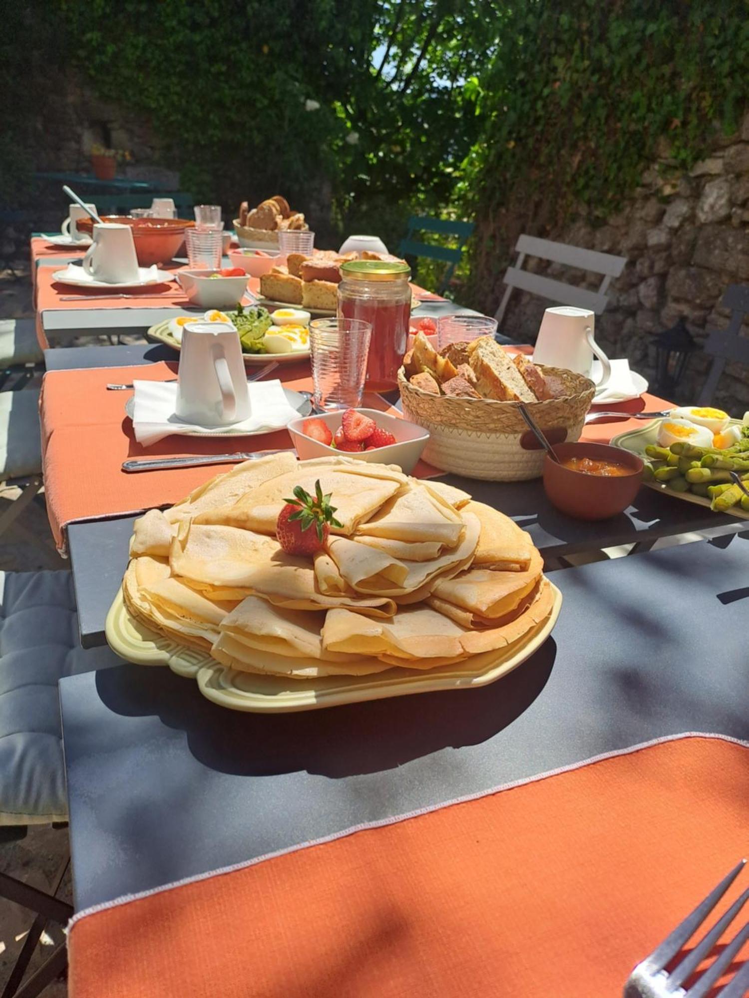 Bed and Breakfast Les Roses Tremieres Bargème Exterior foto